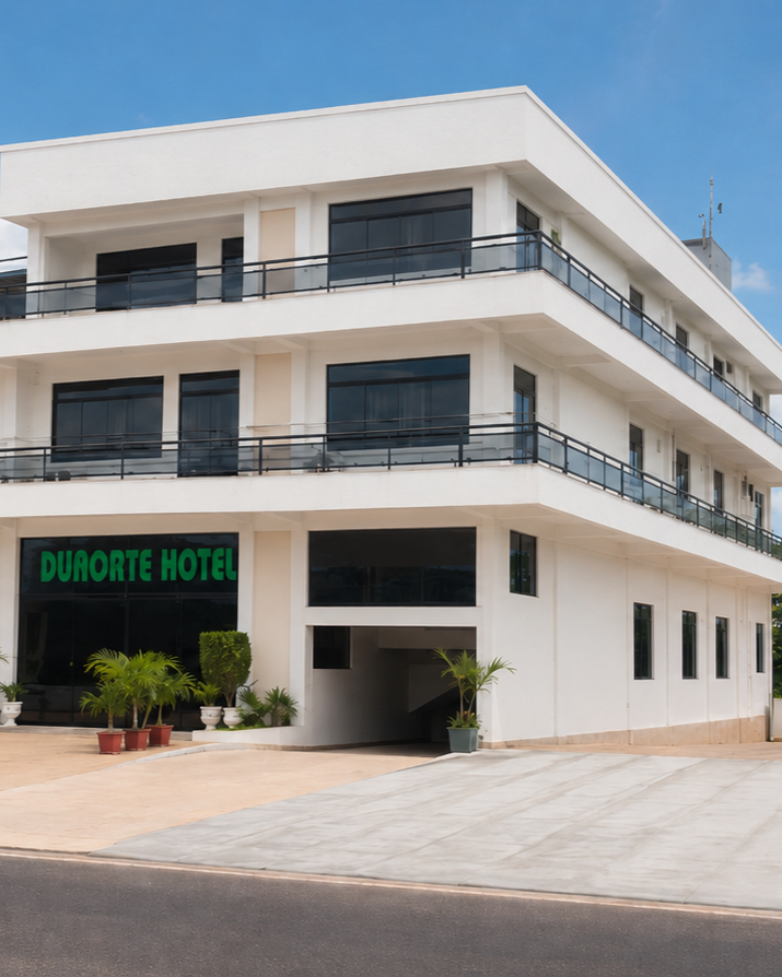 Fachada do Dunorte Hotel na Avenida Dionísio Bentes, em Quatro Bocas, Tomé-Açu